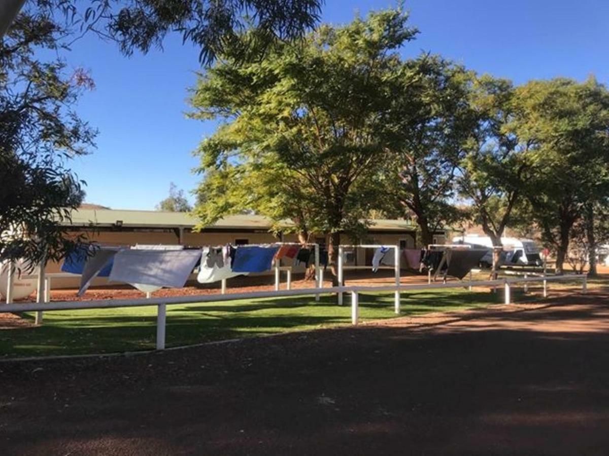 Hotel Tom Price Tourist Park Esterno foto